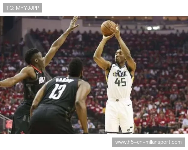 米切尔持球造犯规，爵士罚球稳定胜局